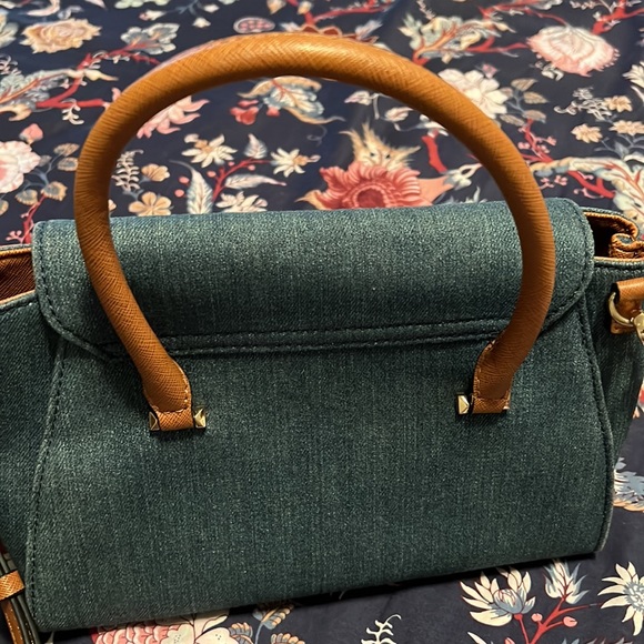 Guess Purse - Picture 3 of 4